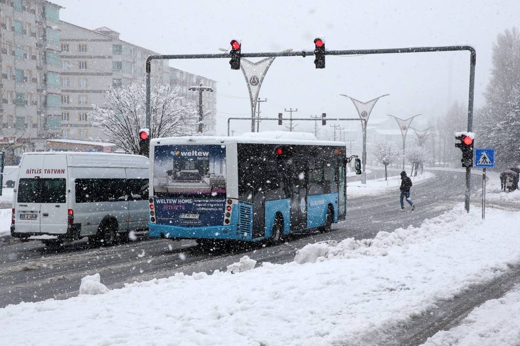 Bitlis ve Bingöl'de eğitime kar engeli 13